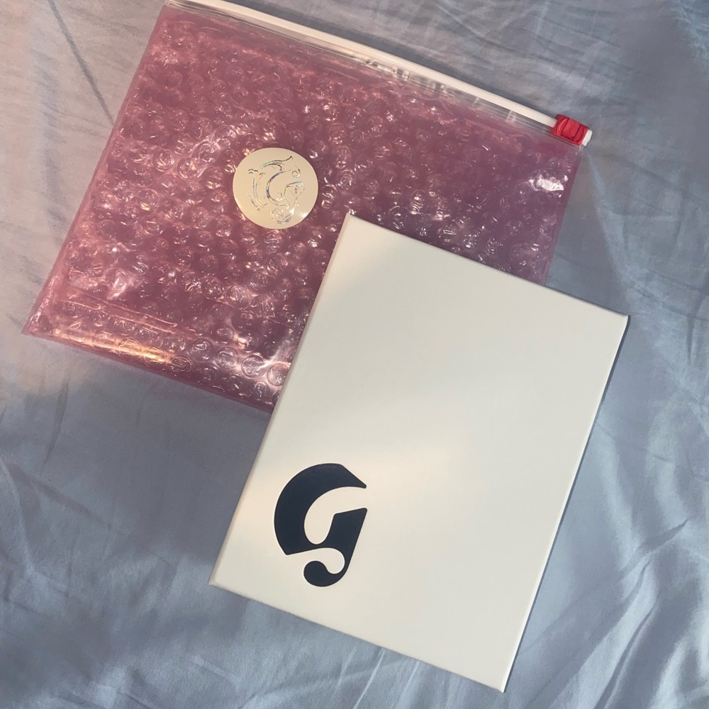 GLOSSIER LONDON PASSPORT COVER